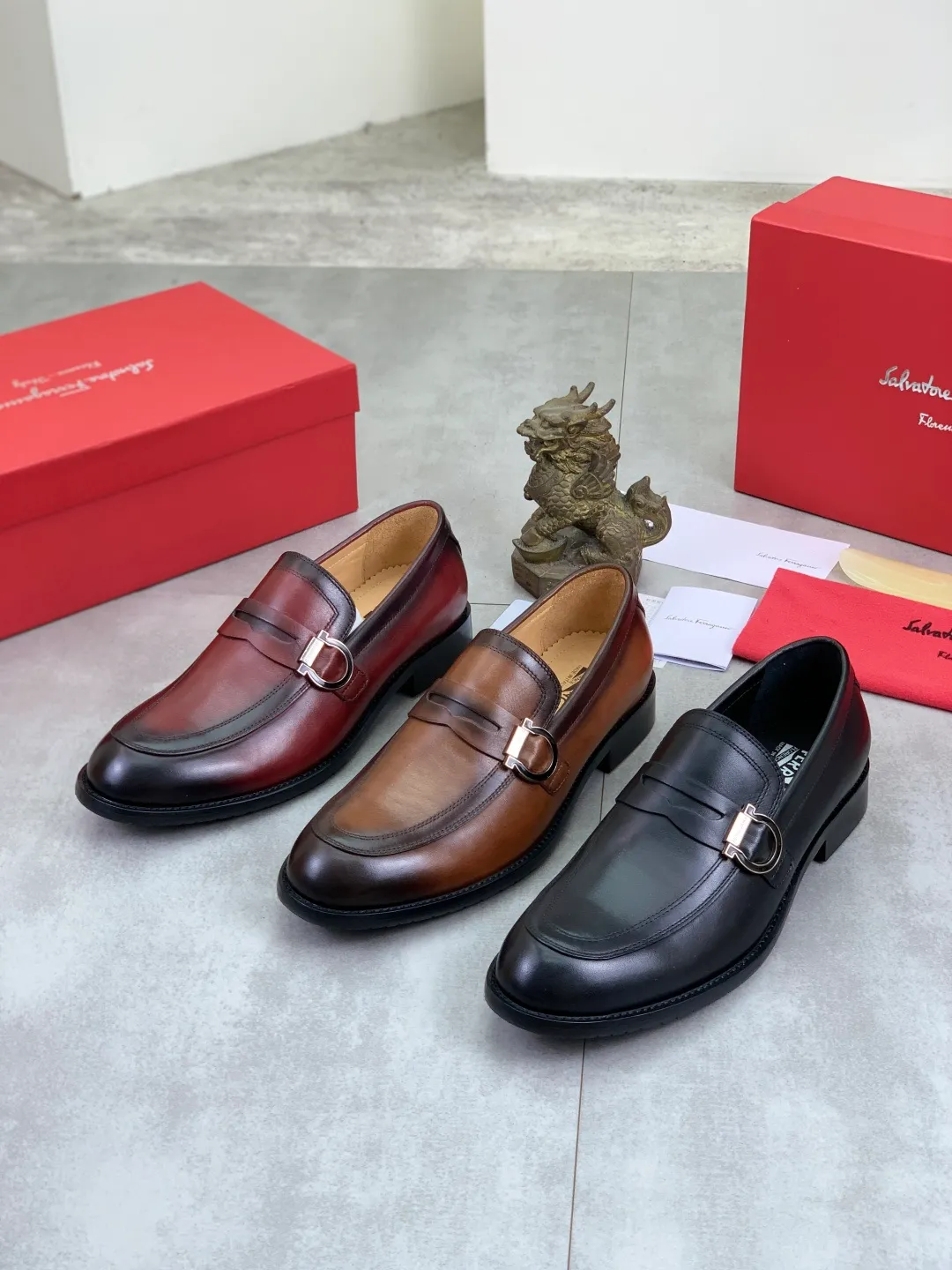 Men's Men's Shoes 💰P562💰[New Style] Water-dyed Niuli 🆘[Salvatore Ferragamo] Ferragamo's latest casual business leather shoes for men! Listed simultaneously! The fabric is made of specially imported original pebbled calfskin, and the lining is made of imported water-dyed cowhide. It is absolutely luxurious and leads the fashion trend. Matching code: 38-44 (45 and 46 can be customized) Black, brown and burgundy colors available